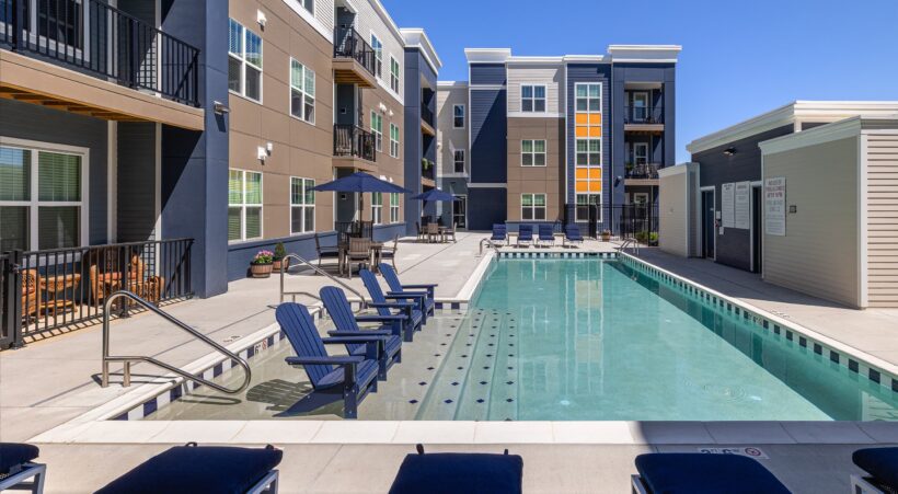 Viva Bene pool area